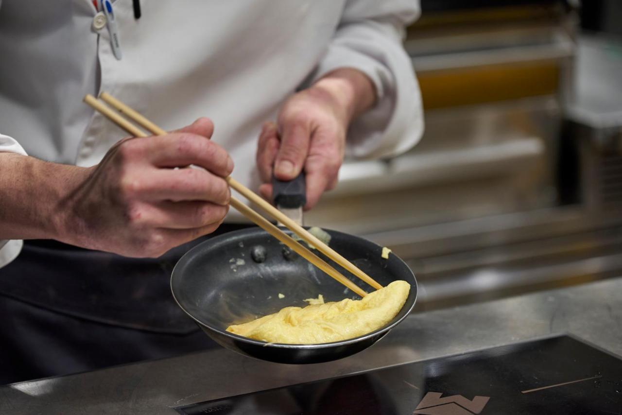 Dhawa Yura Kyoto - Banyan Group Hotel Exterior photo A chef using a wok and a spatula